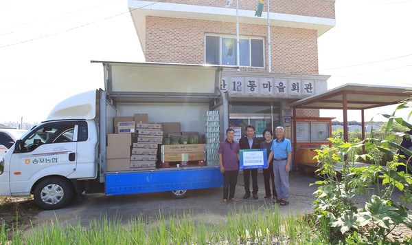 장산영농회에 수박과 음료수 삼계탕용 닭을 전달한 송포농협.