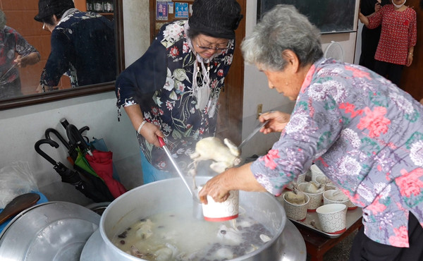  덕이동 마을 어르신들이 삼계탕을 끓이고 있다.