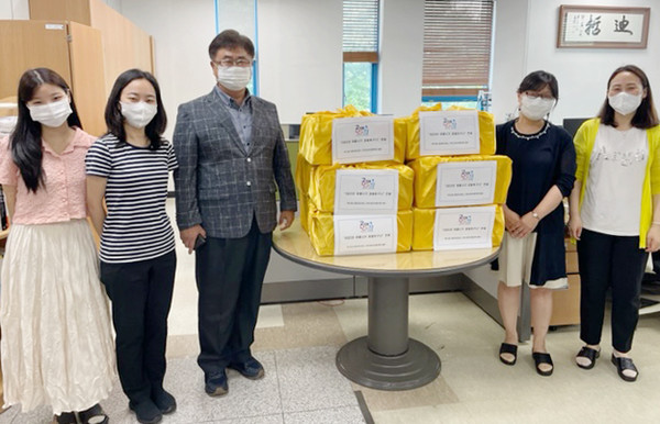 백석2동이 지역의 어려운 이웃을 위해 여름나기 과일바구니 전달사업을 진행했다.