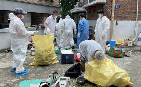 행주동 지역사회보장협의체가 두 차례에 걸쳐 저소득층 가구를 위해 청소하는 ‘사랑의 보금자리’를 펼쳤다.