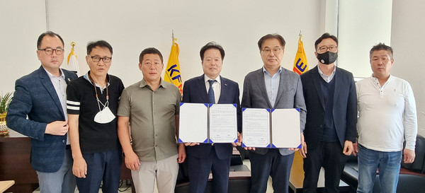 (사진 왼쪽부터) 고양특례시소상공인연합회 이덕호 사무차장, 라병구 부회장, 김종학 상임이사, 김용락 회장, 송병곤 한국마사회 일산지사장, 김주현 부지사장, 연합회 박형민 사무국장이 함께 자리했다.