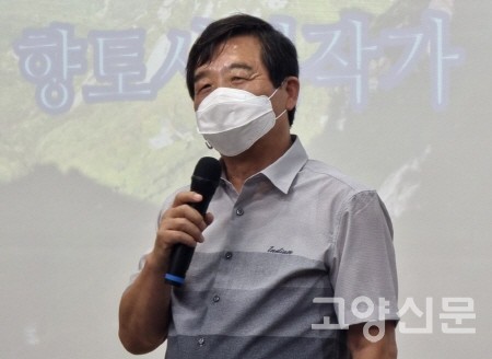 16일 열린 출판기념회에서 인사를 전하는 이재용 작가. [사진=김정호]