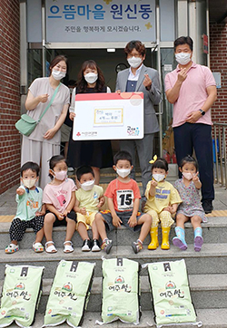  키즈파크 어린이집이 원신동에 쌀을 후원했다.