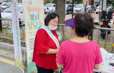 이동상담소에서 상담을 하는 지역 주민.