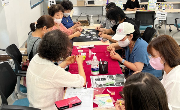 ‘2022 미니버스킹 공동체 한마당’에서 주민들이 체험부스를 즐기고 있다.