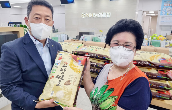 오영석 NH농협 고양시지부장(왼쪽)이 고양썰 소비촉진을 위한 행사에 함께하고 있다.