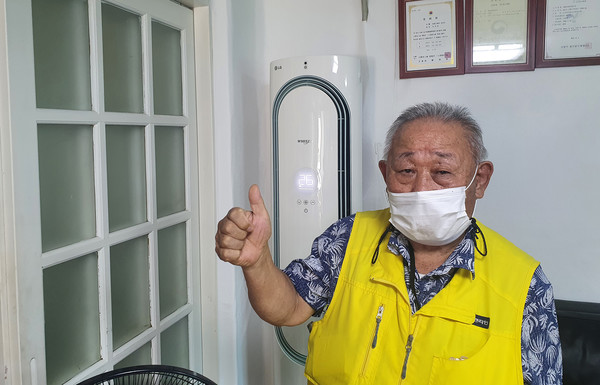 에어컨을 전달받은 13블럭 경로당 유영화 회장이 엄지척을 하며 고마워하고있다.