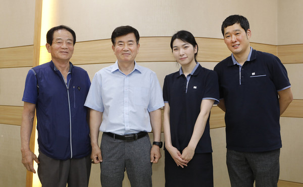 [왼쪽부터] 초창기부터 금고를 이용한 이중구 회원과 김재진 고양누리새마을금고 이사장·박소현 주임·고호진 상무가 나란히 자리했다.
