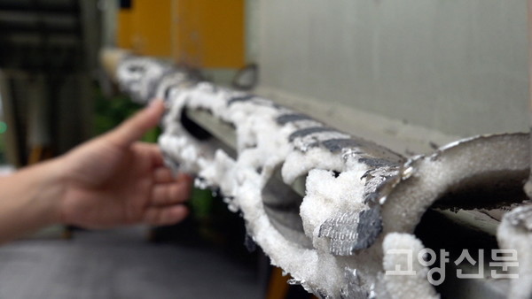 경사로 측면에 덧댄 충돌 방지 스펀지. 