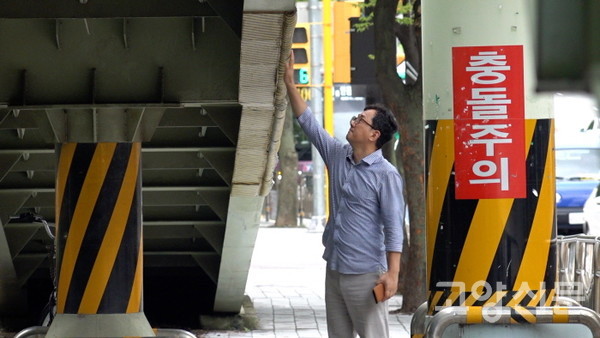 주민들의 철거 요청 민원이 끊이지 않는 안곡육교를 기자가 찾아가봤다. 거대한 계단과 기둥이 인도를 잠식하고 있어, 한눈에 보기에도 보행불편과 충돌위험을 초래하고 있다. 