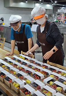 대화동 주민자치회 위원들이 제철과일 구러미를 포장하고 있다.