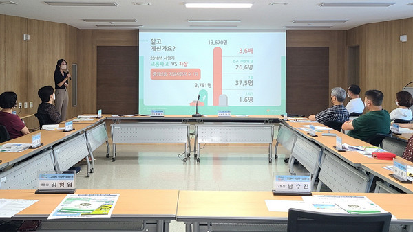 삼송1동 직원과 통장을 대상으로 복지의식 함양을 위한 교육에 열중하고 있다.