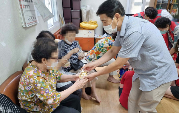 주교동이 중복을 맞아 지역 내 경로당 어르신들의 무더위 극복을 위한 팥빙수 나눔을 가졌다.