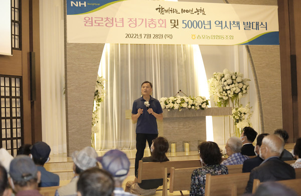 사과나무의료재단 김혜성 이사장이 건강강좌를 진행하고 있다.