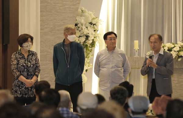 송포농협 원로청년회. 신임 이한철 원로청년회장, 윤근환 부회장,  김지섭 감사, 이옥자 총무.(오른쪽부터)