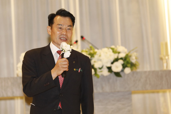 임용식 조합장이 참석자들에게 송포농협의 비전과 방향에 대해 설명하고 있다.