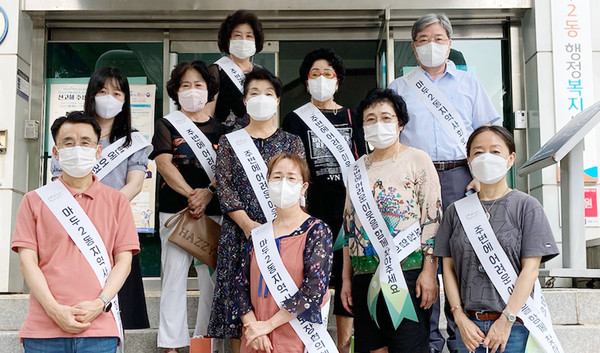 마두2동 지역사회보장협의체가 지역 내 아파트 주변에서 어려운 이웃 발굴을 위해 홍보캠페인을 펼쳤다.