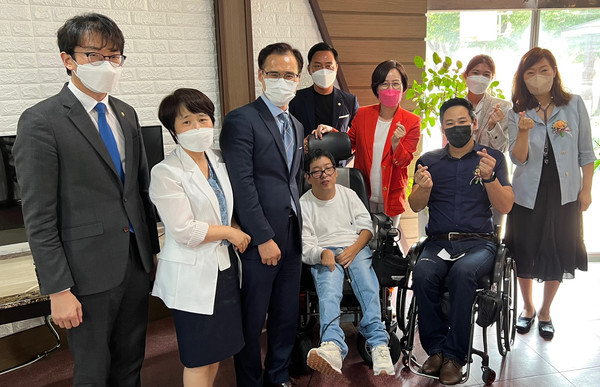 일산사랑장애인자립생활센터가 지역 장애인의 성공적인 자립생활 실현을 위한 ‘체험홈’ 개소식을 가졌다.