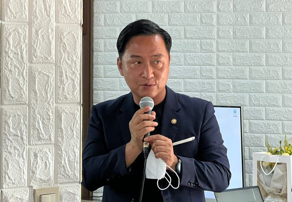 이철조 고양시의원이 "장애인 복지 발전을 위해 최선을 다하겠다"고 말하고 있다.