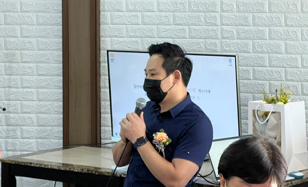 최성혁 일산사랑센터장이 "중앙 정치인과 지방정치인, 행정부 등은 좀 더 경청하고 선제적인 조치를 취할 것을 요청한다”라고 말하고 있다.