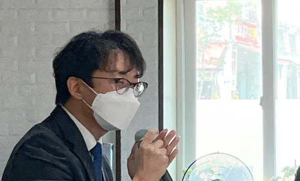 권용재 고양시의원이 응원의 인사말을 전하고 있다.