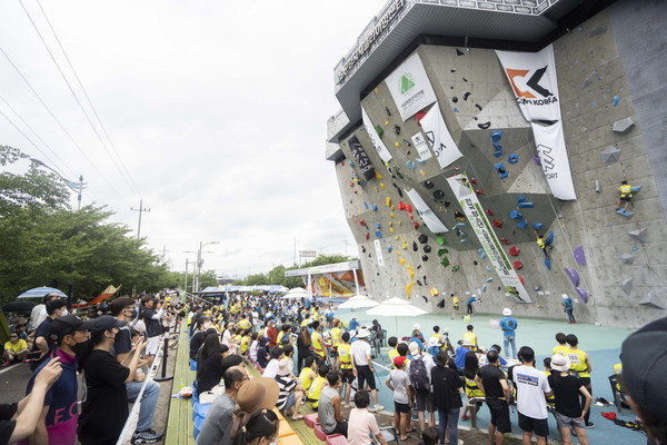 제13회 고미영컵 전국 청소년 스포츠클라이밍 대회가 열리고 있다. [사진제공= 대한산악연맹]