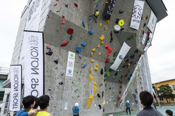 대회 선수들을 바라고보 있는 또 다른 선수들. [사진제공= 대한산악연맹]