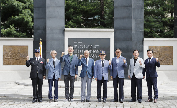 고양시 호국보훈안보단체연합회원들이 덕이동 고양현충공원을 찾아 호국열영들에게 참배를 했다.  {[사진 왼쪽부터)안병돈 무공수훈자회장, 양흥모 태극단선양회장, 구자현 재향군인회장, 신영복 6.25참전유공자회장, 박영섭 고양시 호국보훈안보단체연합회장(월남전참전자회), 이종석 일산서부경우회장, 안근헌 일산동부경우회장, 이철조 고양시의원
