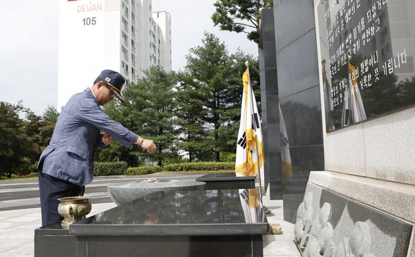  박영섭 신임 고양시 호국보훈안보단체연합회장이  참배를 하고 있다.