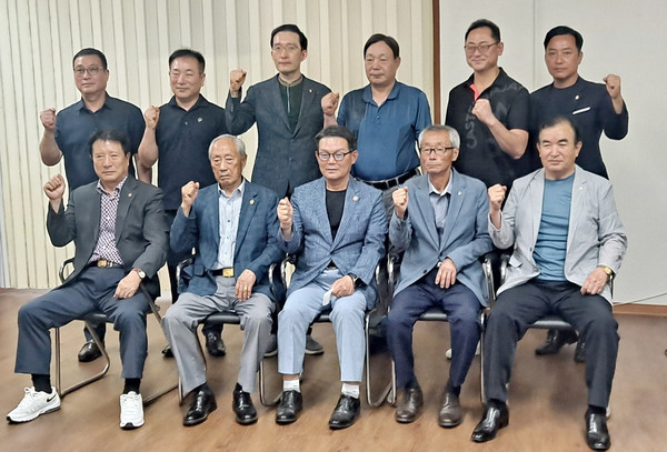 고양시 호국보훈안보단체연합회가  9개 단체의 참여 속에 임시총회를 열고 기념촬영을 했다.