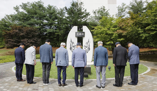 현충공원 내 충혼탑에서 호국영령들을 위한 묵념을 하고 있는 연합회 단체장들.