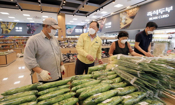농산물 생산자와 장순복 지도농협 조합장(노란옷)이 출하와 관련된 대화를 나누고 있다. 맨 오른쪽은 염성현 화수점장으로 생산자와 고객의 입장에서 그동안의 운영 노하우를 로컬푸드직매장을 스며들게 하고 있다.