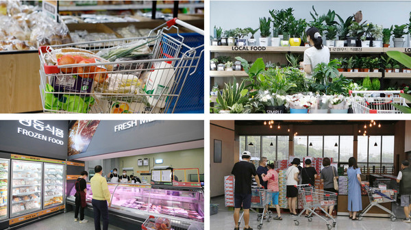 한아름 장바구니는 기본이다. 화훼와 과일, 목우촌 정육점에서 물품을 고르는 고객들.