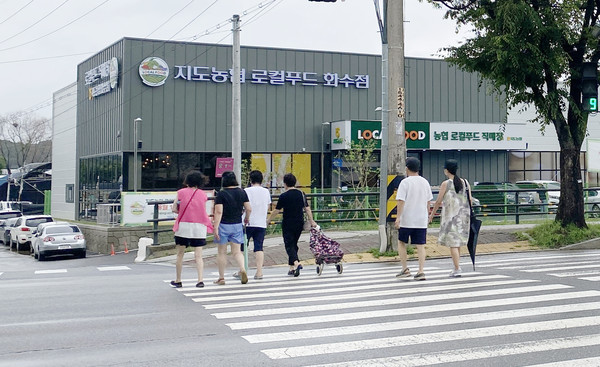  로컬푸드직매장 3호점으로 향하는 소비자들. 개점 이틀째인데도 고객들이 많이 찾았다.