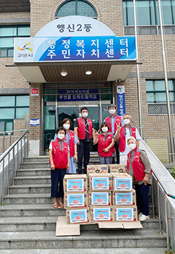  행신2동과 팜스마트가 지역의 어려운 이웃에게 식료품을 전달하며 이웃사랑을 실천했다.