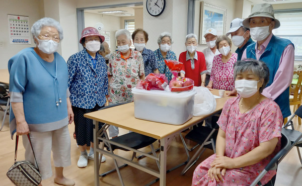 행신4동과 배다골테마파크가 지역 내 경로당에 삼계탕 200인분을 전달했다.