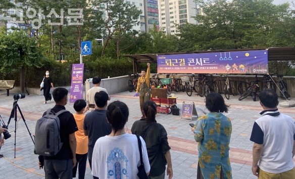 8월 5일 행신역 광장에서 진행된 '저글링하는 광대'의 퇴근길 콘서트 공연 모습. [사진제공=고양문화재단]