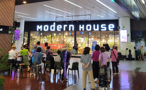 대화동 주민자치회가 주민들의 문화활동에 활력을 불어넣기 위해 버스킹을 진행하고 있다.