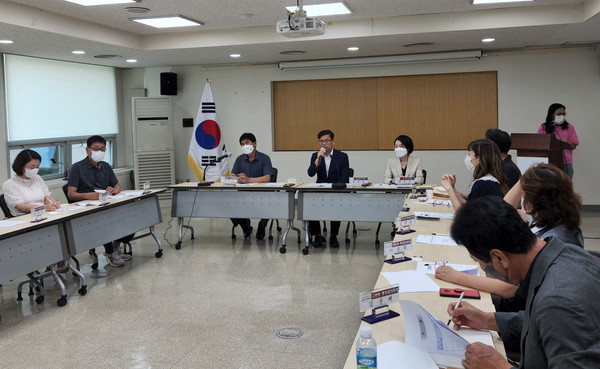 일산동구 각 동 통장협의회장과 관계 공무원 등이 참석해 간담회를 개최하고 있다. 