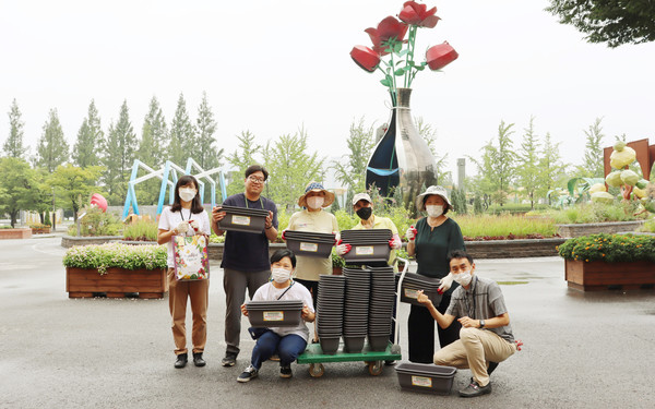 재)고양국제꽃박람회가 지역 내 29개 시민단체에 총 100kg에 달하는 가을꽃씨를 지원했다. 