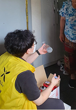  정발산동 담당자가 지역의 화재취약계층에 투척용 소화기를 전달했다.