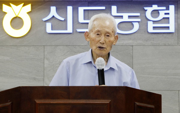 이영찬 고양시씨족협의회 명예회장이 ‘고양관아 이전과 사회발전’이라는 주제로 강의를 하고 있다.