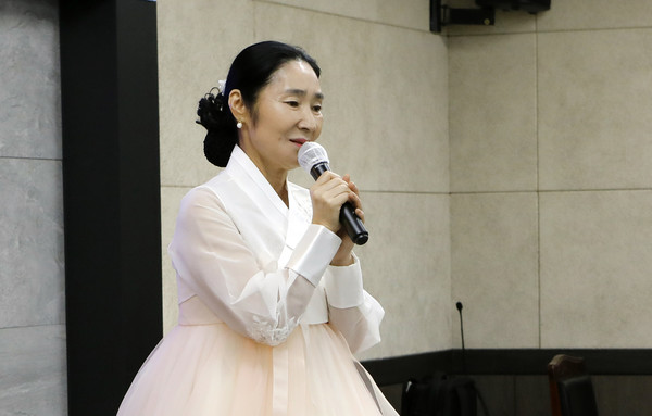 사전행사로 시낭독을 하는 신다회 시인,