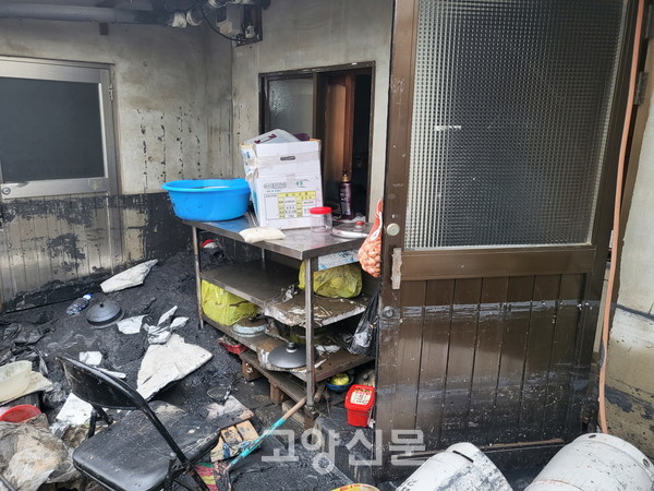 ▲고양동의 한 독거노인 가구 집에 물이 차면서 집기가 모두 망가졌다. 물에 짓이겨진 검은색 연탄이 문 앞에 가득 쌓였다.