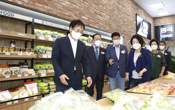 (왼쪽부터) 이동환 고양시장과 장순복 조합장, 김영식 고양시의회의장, 심상정 국회의원, 조현숙 고양시의회부의장, 오영석 농협 고양시지부장이 직매장을 둘러보고 있다.