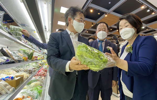 로컬푸드에 대해 이야기를 나누고 있는 이동환 고양시장, 장순복 조합장, 심상정 국회의원(왼쪽부터).