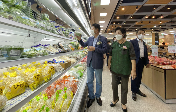 김영식 고양시의회 의장과 조현숙 부의장, 오영석 농협 고양시지부장이 매장을 둘러보고 있다.