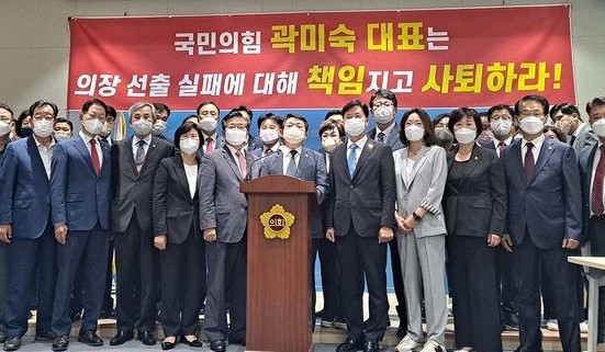 ▲경기도의회 국민의힘 의원 41명이 10일 오전 수원 경기도의회 브리핑룸에서 ‘곽미숙 대표는 의장선출 실패에 대해 책임지고 즉각 사퇴하라’는 성명을 내고 기자회견을 열었다.