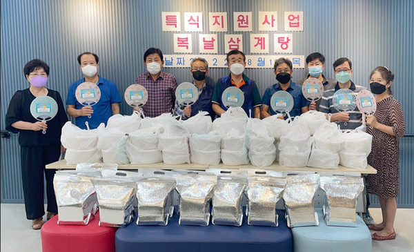 고봉동 봉사자들이 지역의 취약계층에 전달될 삼계탕 준비를 마치고 함께 자리했다.