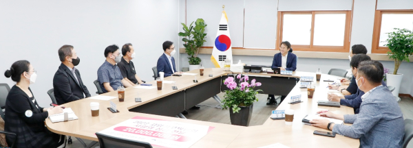 성금 전달식 참석자들이 이동환 시장과 대화를 나우고 있다.